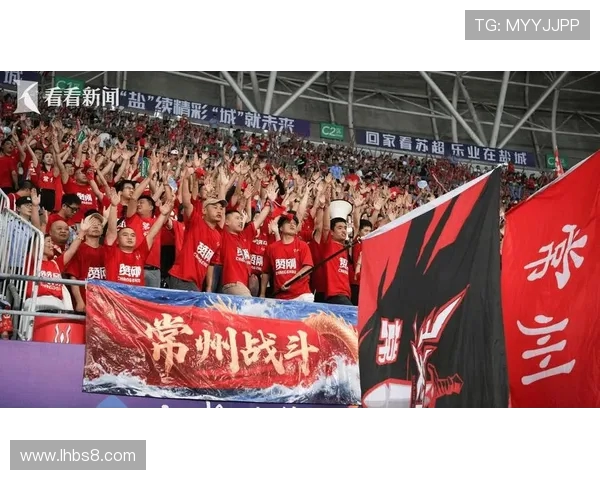 苏超尾声潮未退:三大联赛里的球迷真心 苏超尾声潮未退:三大联赛里的球迷真心